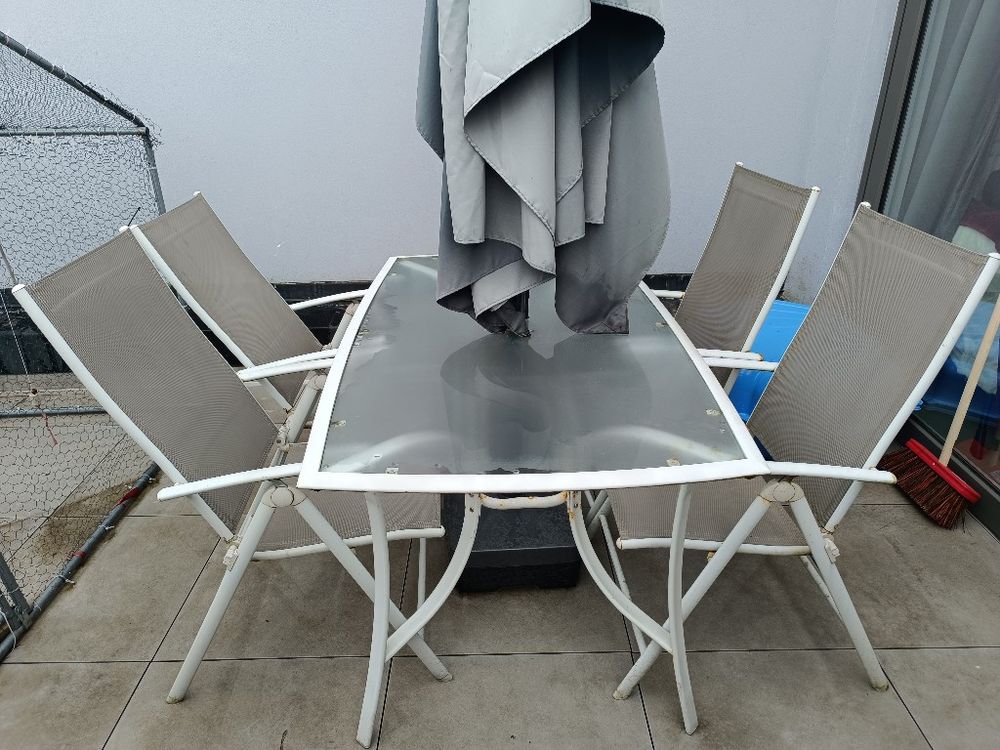 1 table en métal et verre + 4 chaises