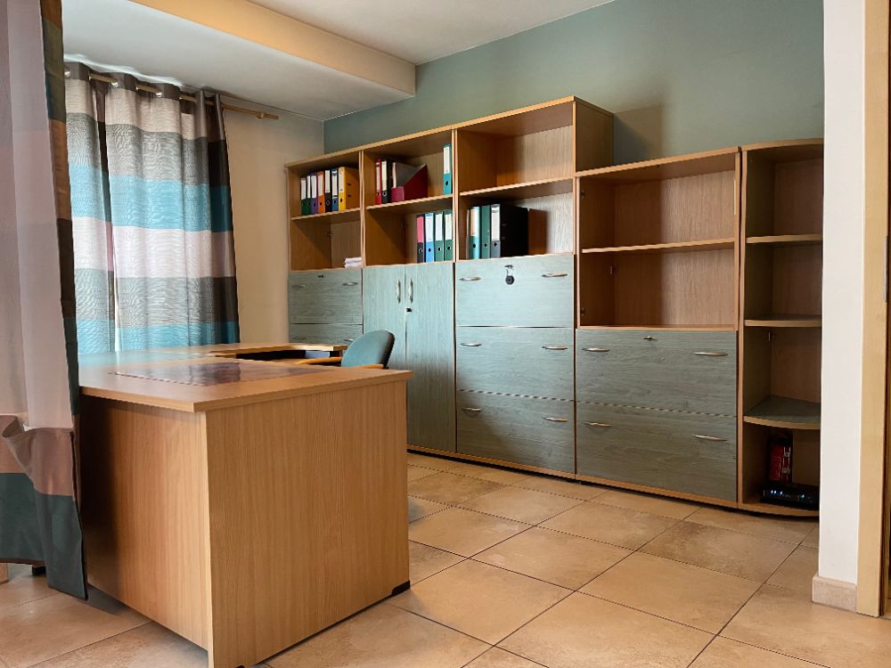 Gratuit : Bureau + armoires rangement