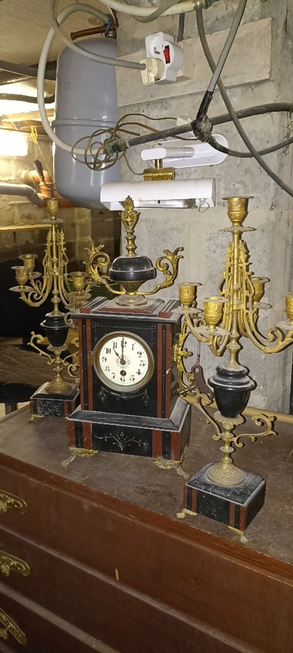 Horloge et chandeliers