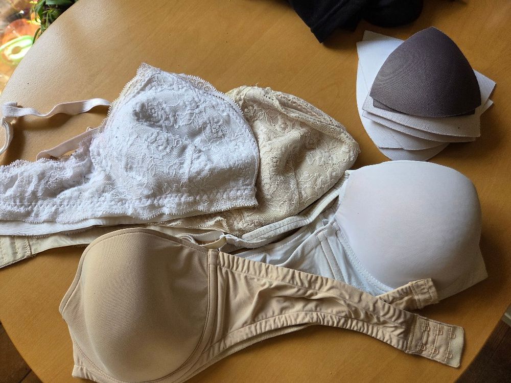 Lot de soutiens-gorge, culottes et collants